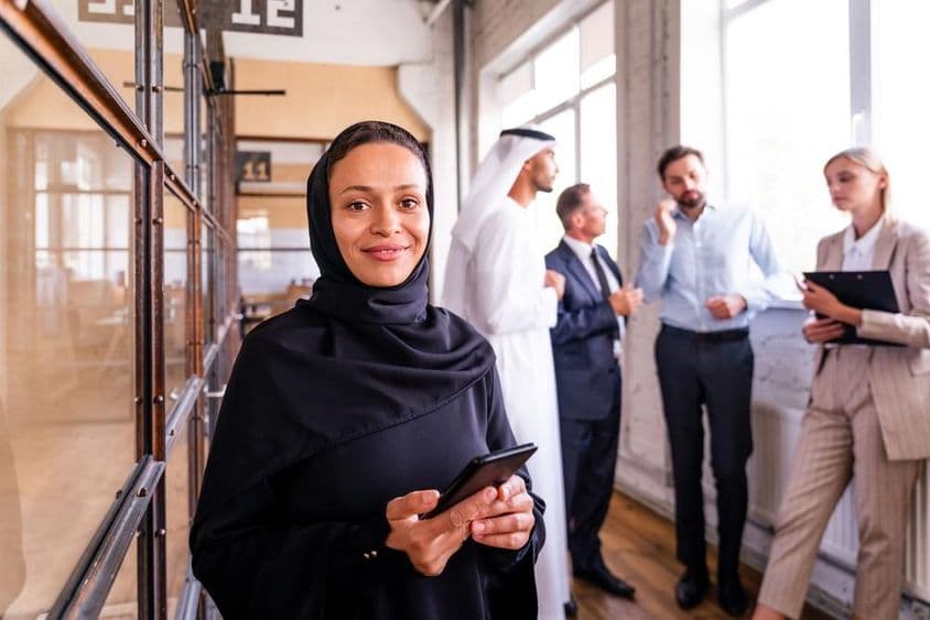 Pracovníci v SAE na chodbe.