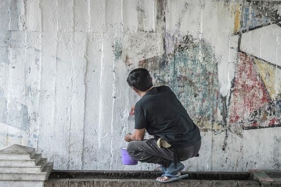 Biely nástenný obraz, motýľ.