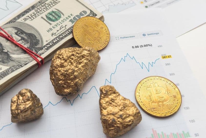 Zlato, Bitcoin minca, balík dolárov.