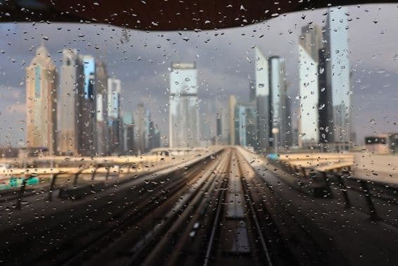 Dažde v Dubaji, pohľad z okna metra.