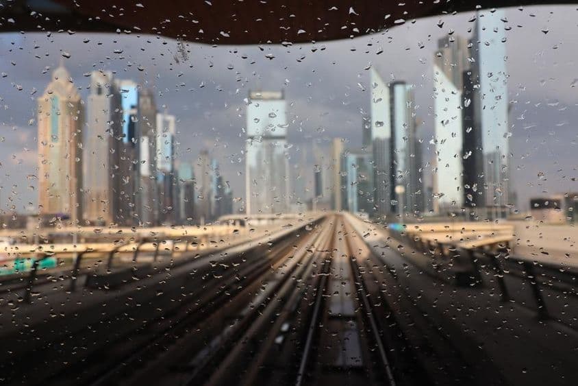 Dažde v Dubaji, pohľad z okna metra.
