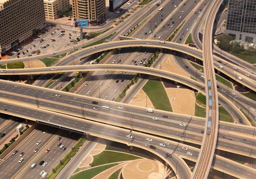 Križovatka v Dubaji s metrom.