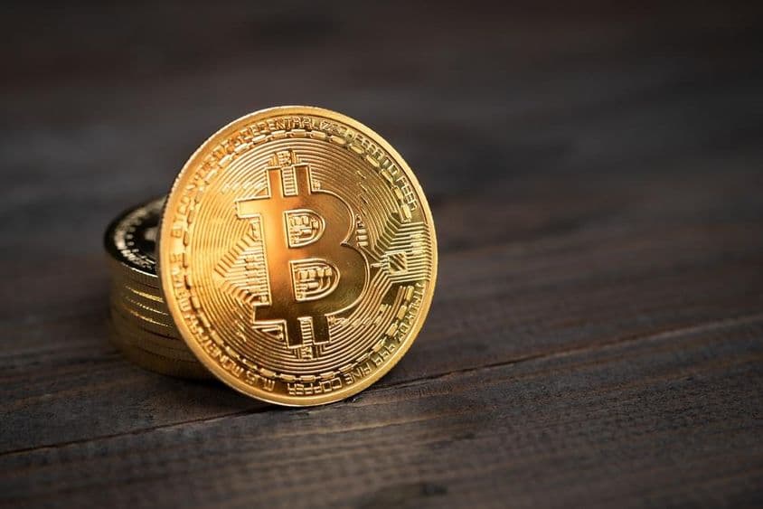 Bitcoiny na stole.