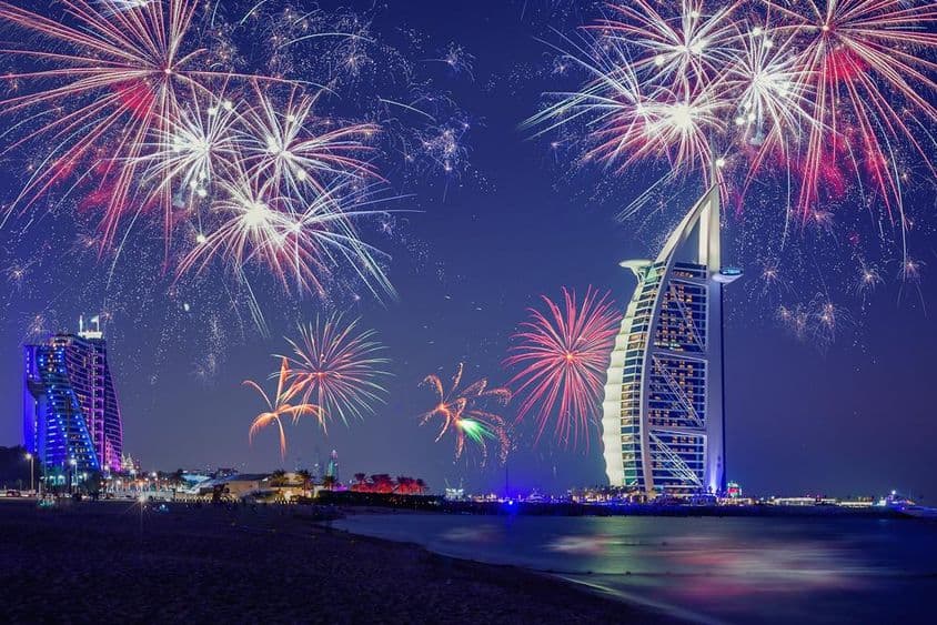 Silvester v Dubaji s Burj Al Arabom a ohňostrojom v pozadí.