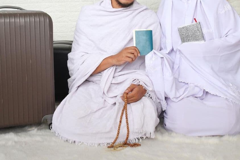 Moslimský pár pripravený na Umrah.