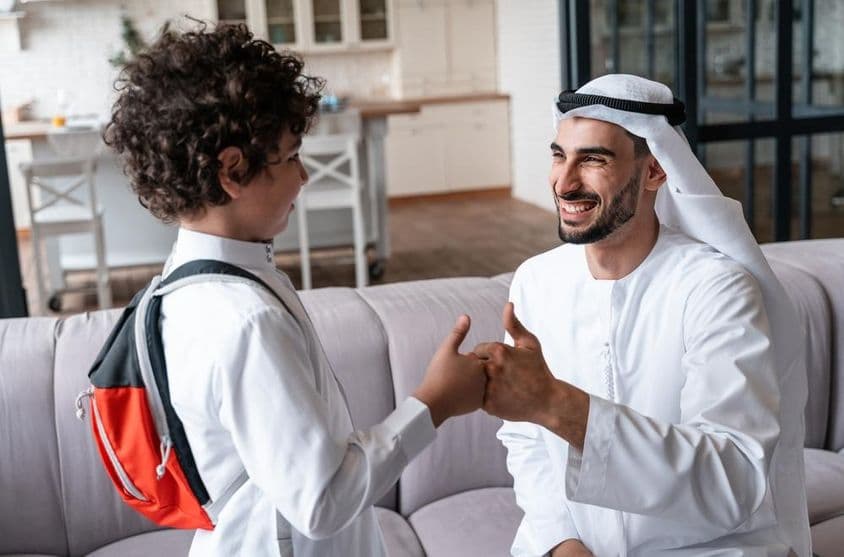 Arabský otec a syn, ktorí sa pripravujú do školy.