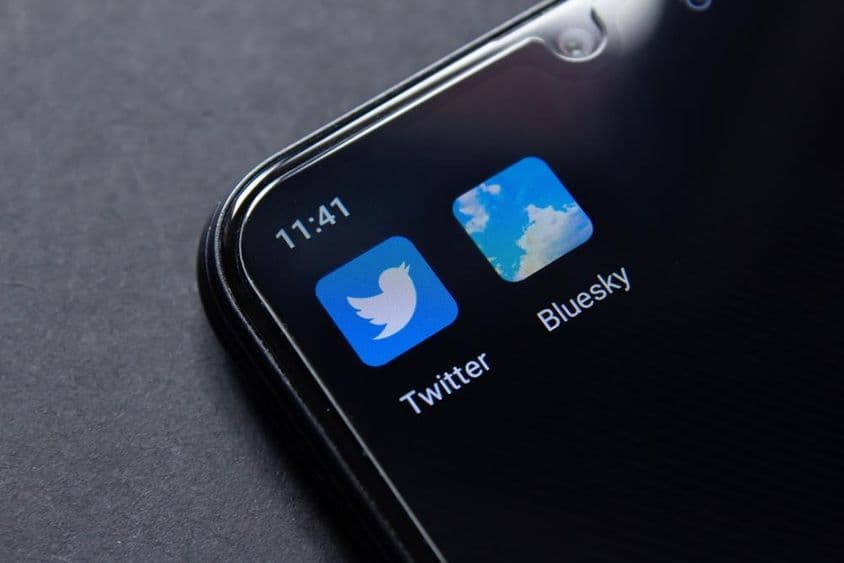 Bluesky a Twitter aplikácia na telefóne.
