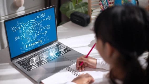 Školáčka študuje vzdelávací materiál doma.