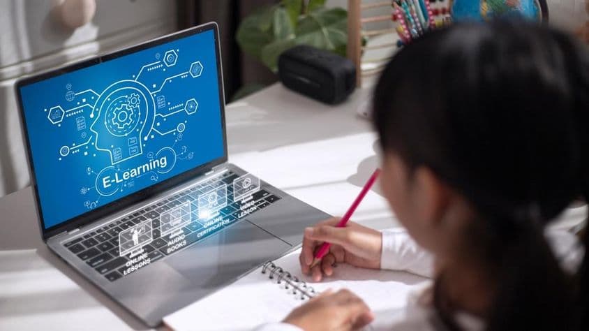 Školáčka študuje vzdelávací materiál doma.