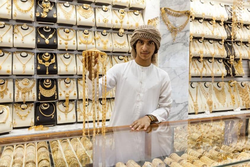Arabský chlapec ukazuje zlato v obchode.
