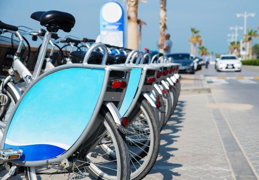 Dubajské bicykle úhľadne umiestnené v stojane.