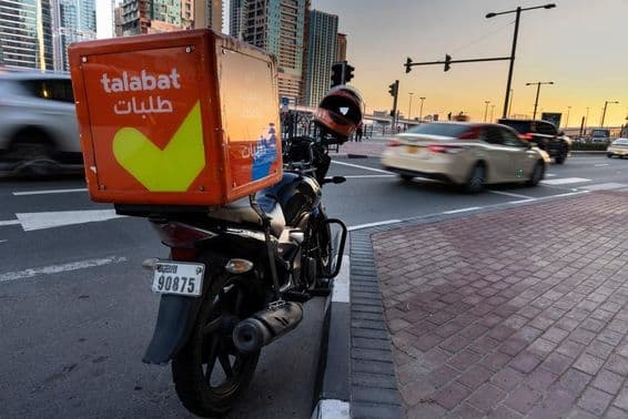 Motorka Talabat zaparkovaná na krajnici.