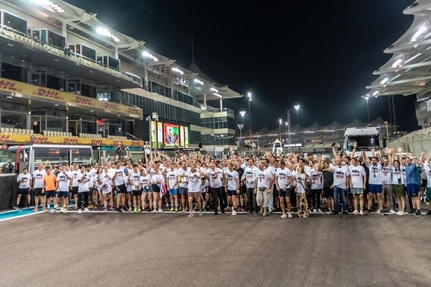 Ľudia čakajúci na štartovacej čiare na začiatok behu.