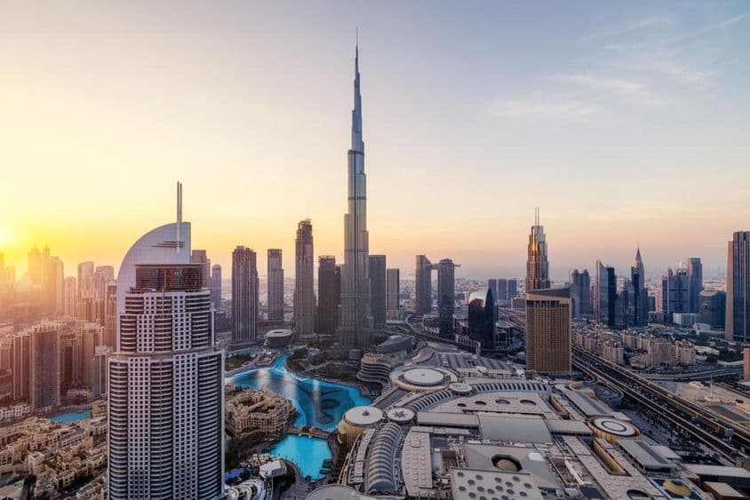 Dubajské panoráma s mrakodrapmi v pozadí.