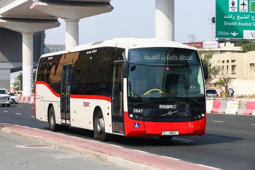 Autobus v Dubaji jazdiaci po ceste.