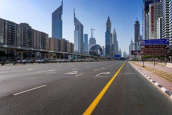 Dubaj Sheikh Zayed Road s múzeom budúcnosti v pozadí.