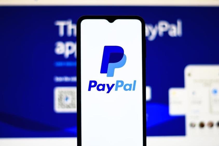 Logo PayPal na telefóne.