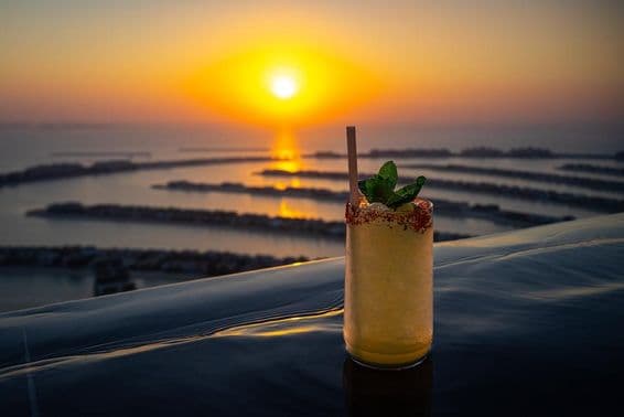 Dubaj AURA Skypool.