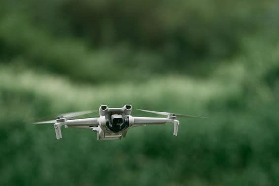 Dron letí.