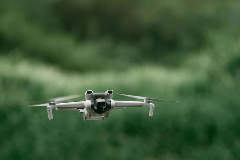 Dron letí.