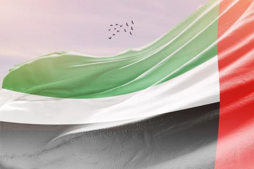 Vlajka SAE vlajúca vo vetre.