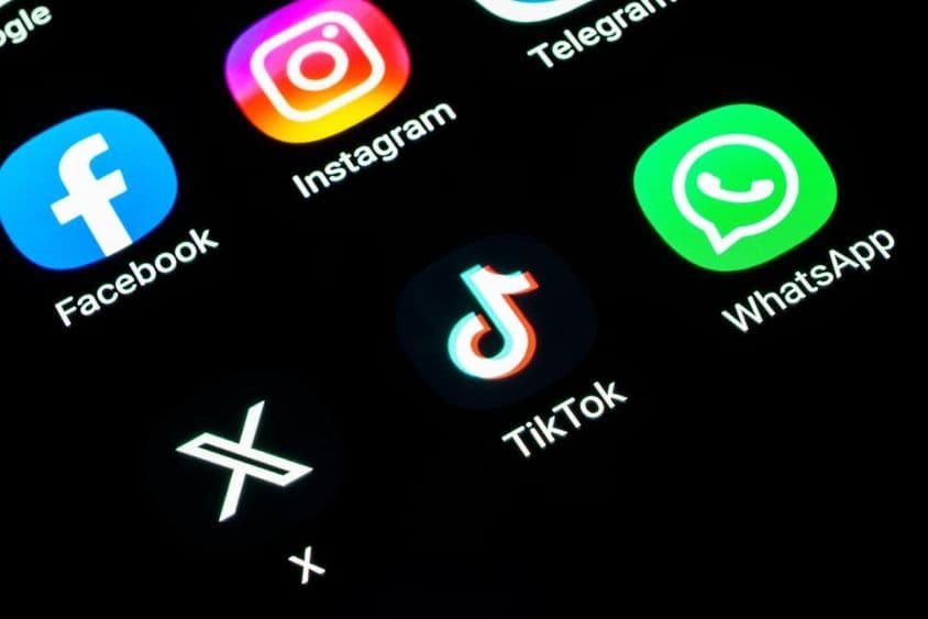 Platformy sociálnych médií na telefóne.