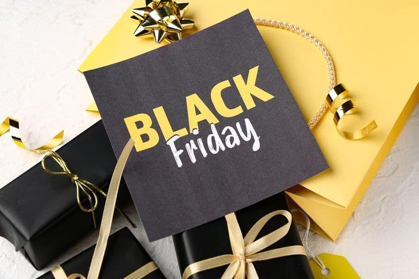 Nákupné tašky s nápismi Black Friday.