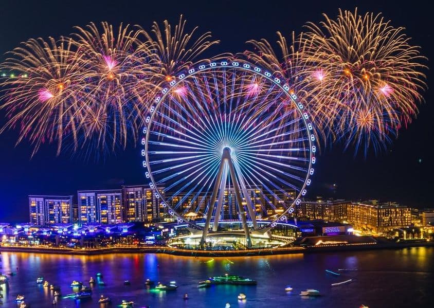 Ohňostroje na Silvestra v Dubaji.