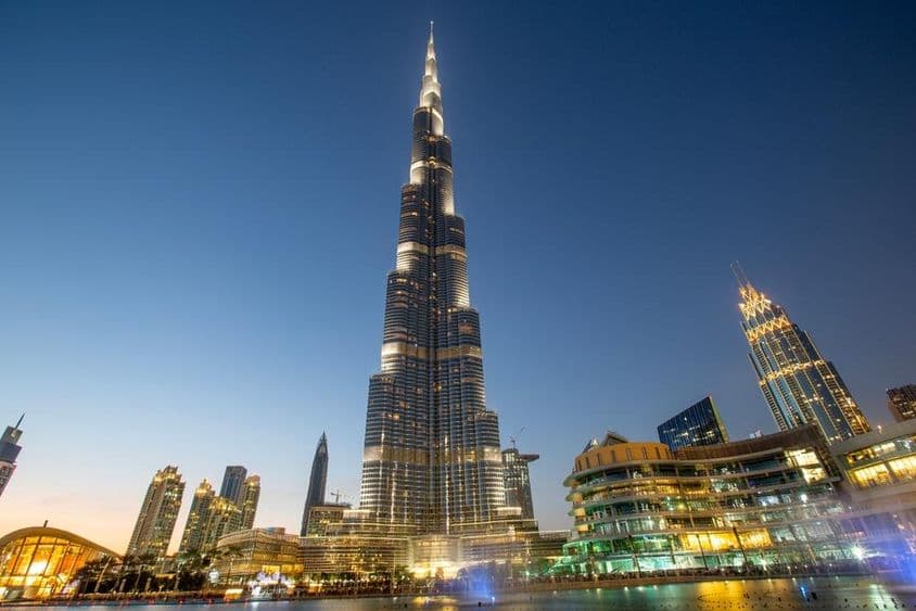 Dubajská Burj Khalifa osvetlená v noci.