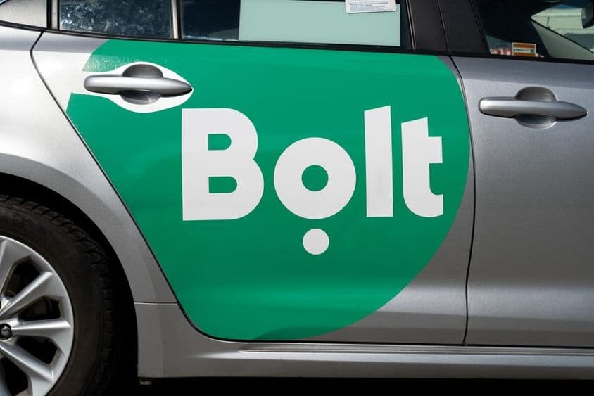 Logo Bolt na boku auta.