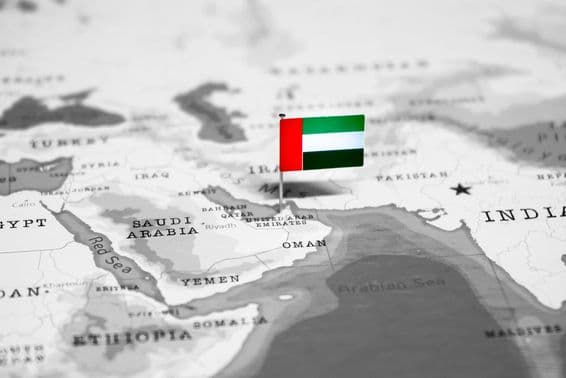 Dubaj na mape so vlajkou Spojených arabských emirátov.