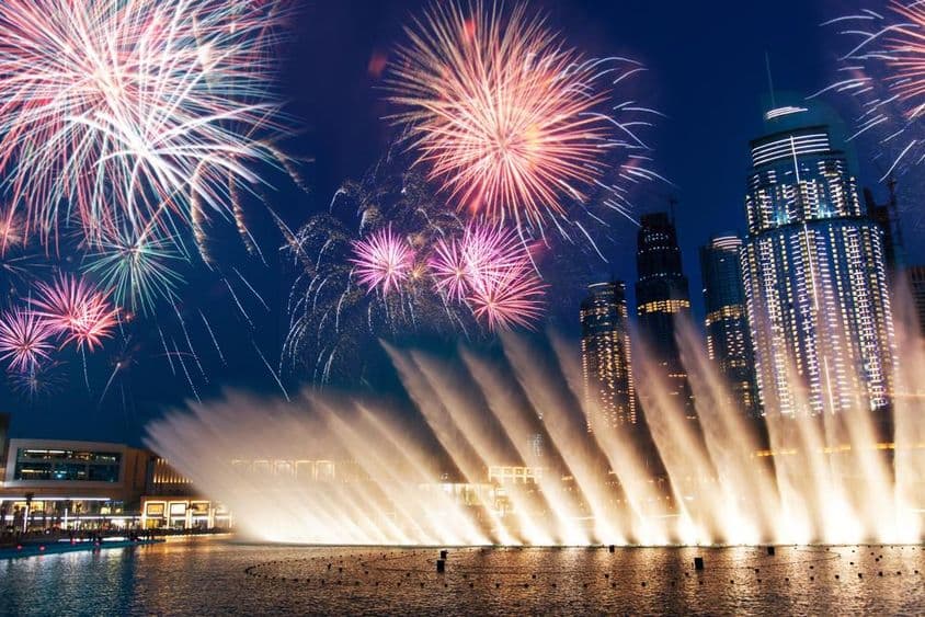 Ohňostroj nad fontánou v Dubai Mall.