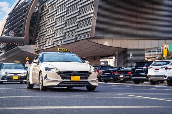 Scéna ulíc Dubaja s autami.