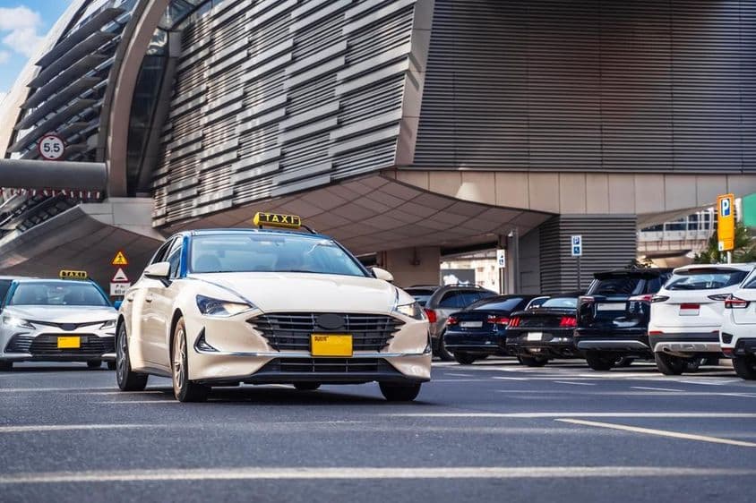 Scéna ulíc Dubaja s autami.