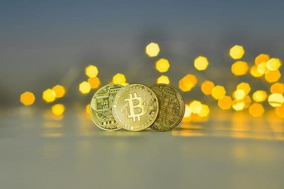 Zlaté Bitcoin mince.