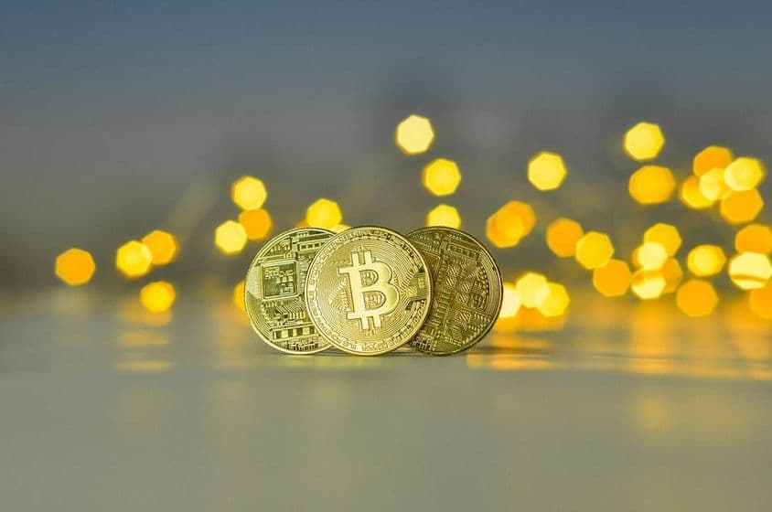 Zlaté Bitcoin mince.