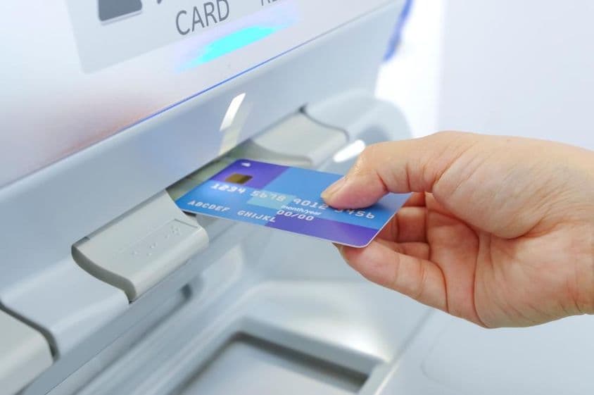 Výber hotovosti z bankomatu pomocou bankovej karty.