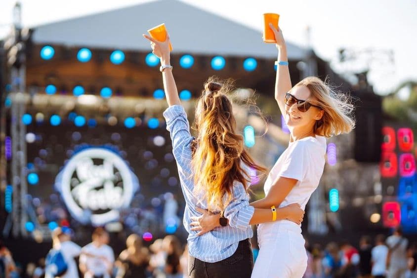 Mladé ženy si užívajú festival.