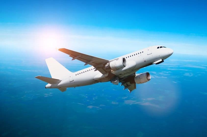 Biele lietadlo letiace na oblohe.