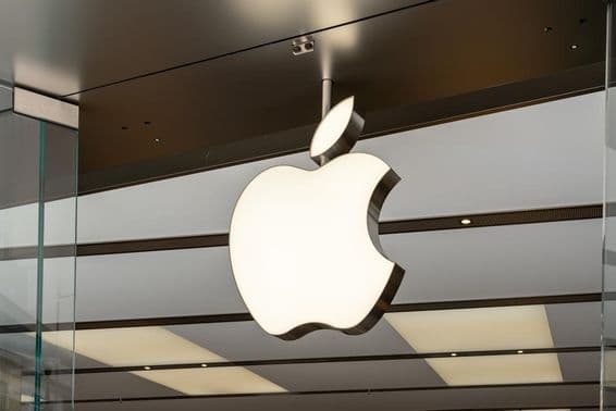 Logo Apple Inc nad vchodom.