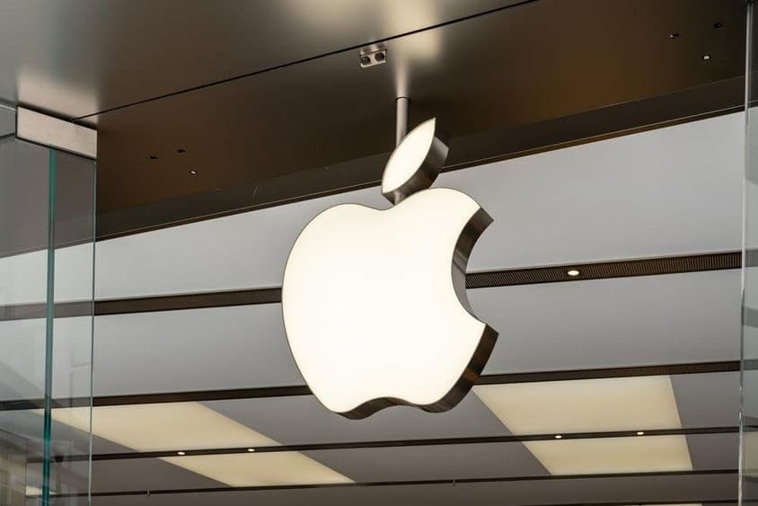 Logo Apple Inc nad vchodom.
