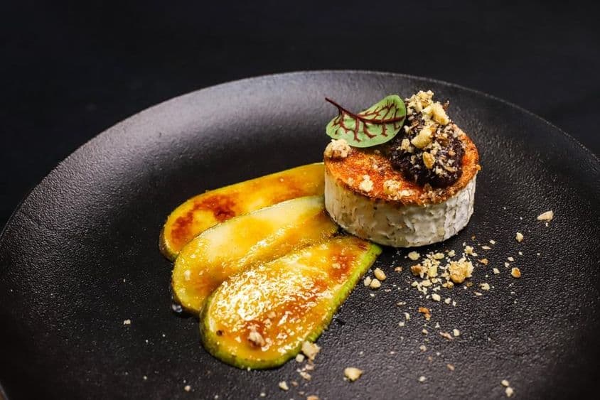 Grilovaný kozí syr s karamelizovanou hruškou prezentovaný v štýle jemného stolovania