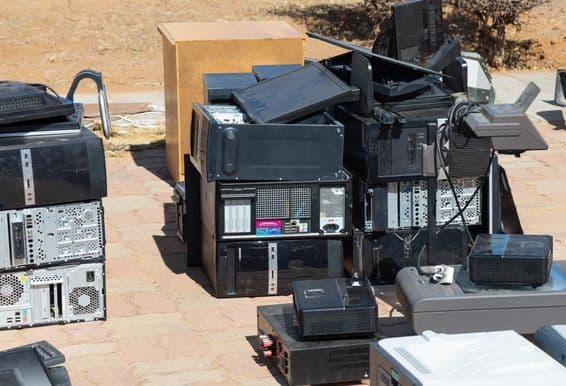 Elektronický odpad čakajúci na recykláciu.