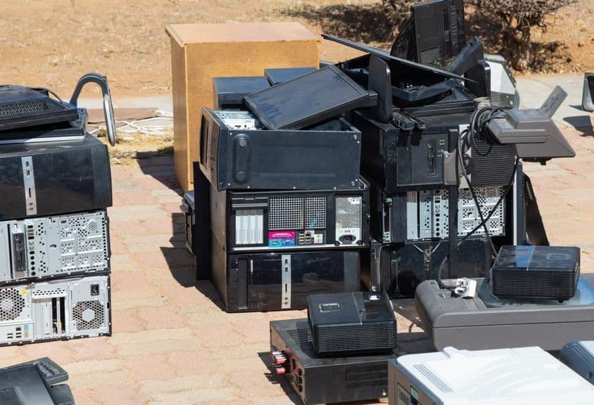 Elektronický odpad čakajúci na recykláciu.