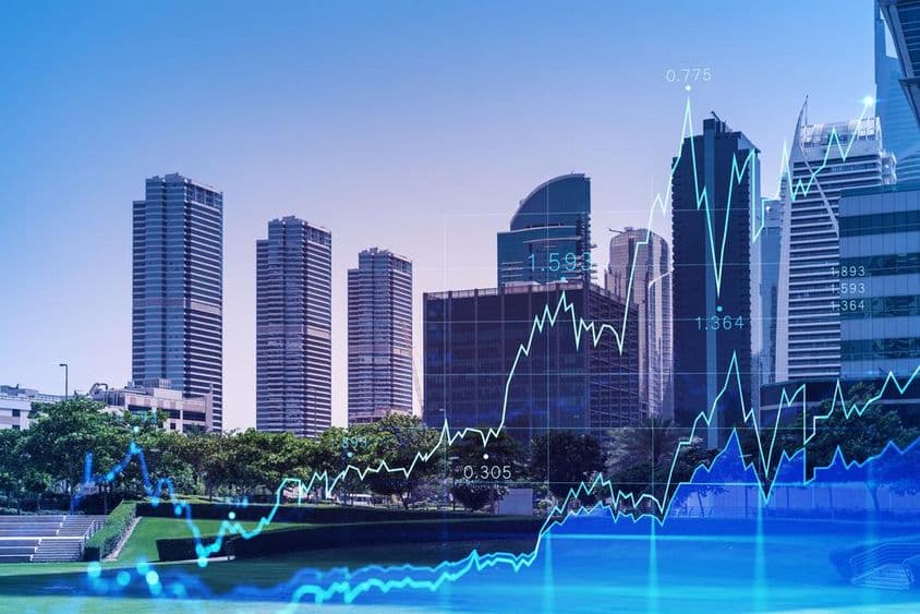 Panoráma Dubaja s grafom rastu akciových cien v popredí.