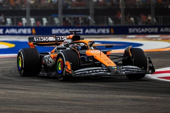 Závodné auto Formuly 1 McLaren.