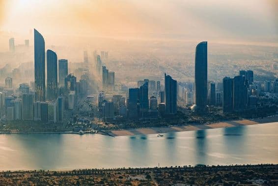 Letecký pohľad na panorámu Abu Dhabi.