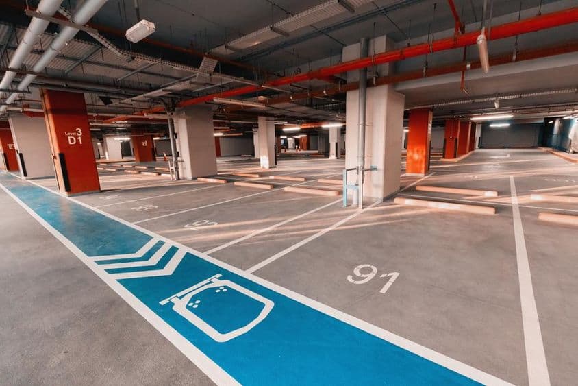 Dubajská parkovacia garáž, aktuálne prázdna.