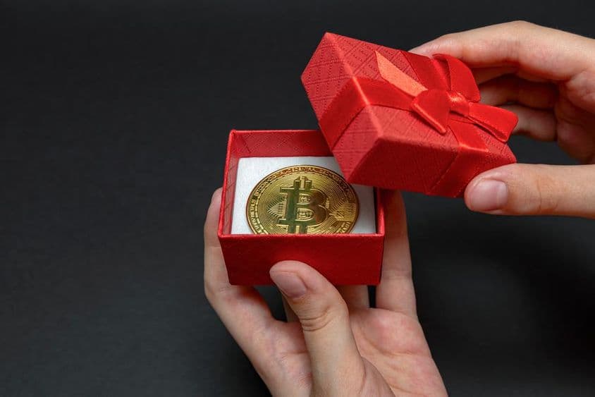 Bitcoinová minca v darčekovej krabičke.