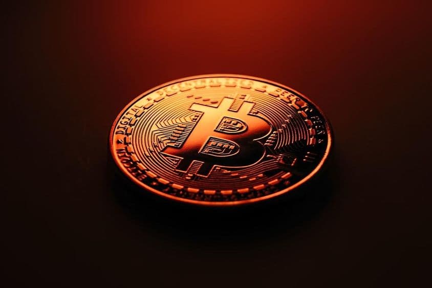 Zlatá bitcoinová minca.